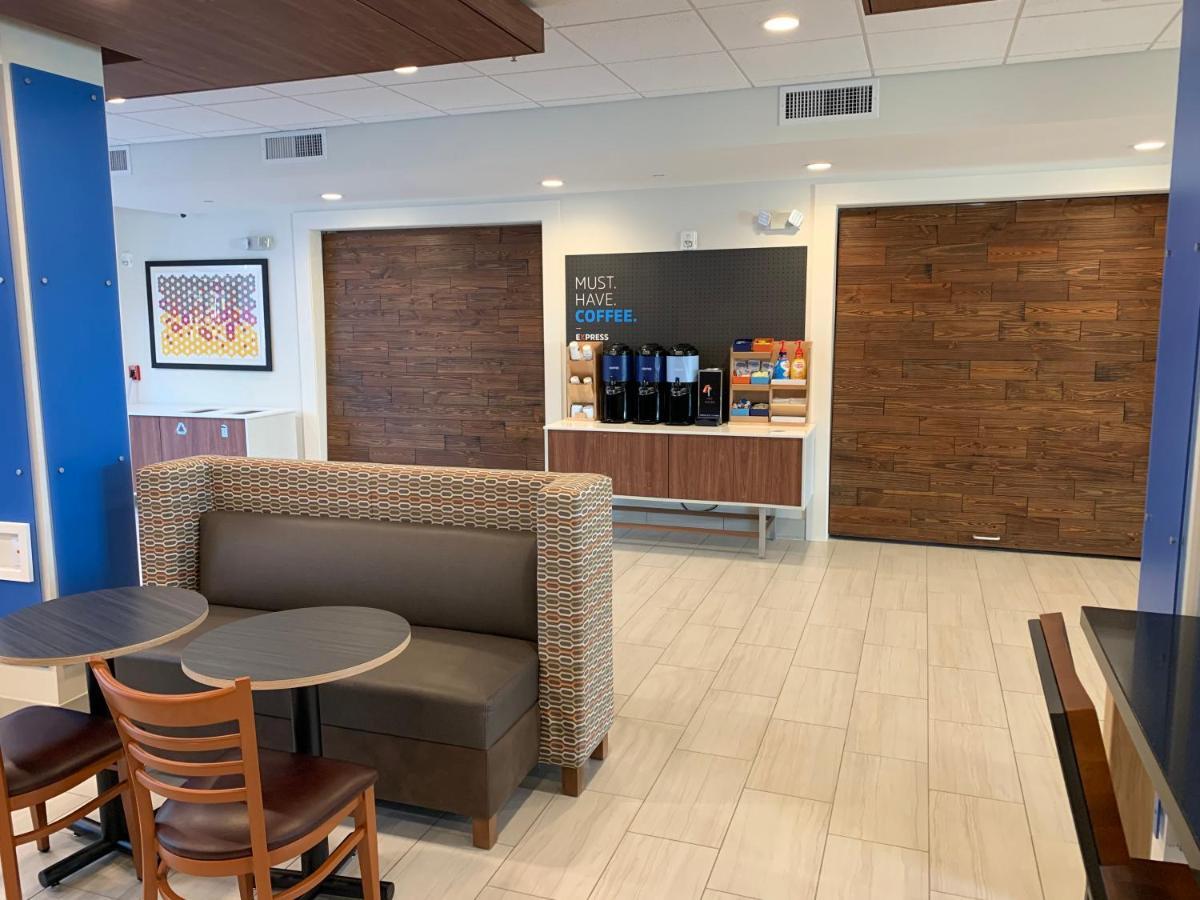 Holiday Inn Express & Suites Wilmington West - Medical Park By Ihg Exterior foto