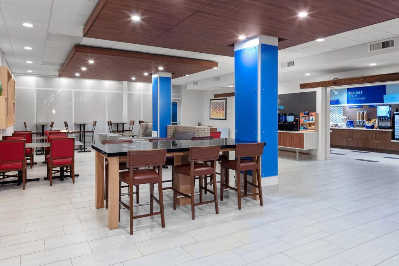 Holiday Inn Express & Suites Wilmington West - Medical Park By Ihg Exterior foto